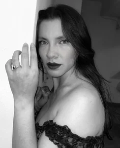 Between shadows, I am light de karlamorris_  3 photos