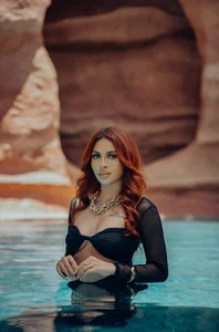 TaniaSmith1 Liquid Obsidian 🖤🌊 Pic