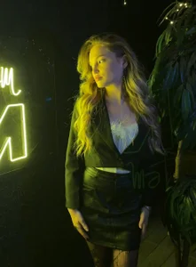 JulieLupo Spent the evening with a friend in a restaurant on the street veranda🙈😁💕 圖片 4