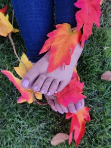 TatianaRoush "The details make the difference... and so do my feet. 🤍👣"  3 снимка
