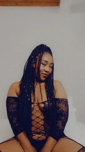 kiara_evanss Look my sexy body!! Teast this chocolate! Immagine  7