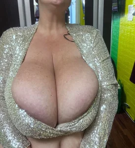 hugeboobs35's photo
