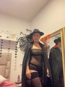 Giovanela_rose 🖤 ​​Dark, flirty and dangerously irresistible Pic 2