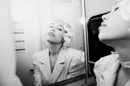 on the train de Monroe_Linger  4 photos