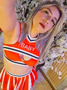 ElizabethAdams_のHot and kinky cheerleader 🥵😈の 5枚の写真