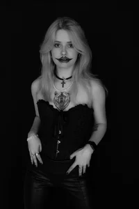 Alexa_Pirs black and white 사진 5