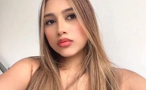 AngelinaRouse Blonde Colombian Barbie Foto 2