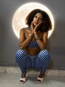 YayaHilton Yaya on the Moon Hình 4