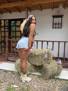 EmiGomez_ 💋🇺🇸 Serving All-American Cowgirl Vibes 🤠 Immagine 