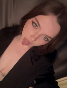 ThuBoppre no bra:) Pic 3