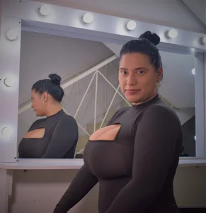 KorinaKovaa IN BLACK Foto