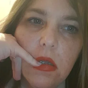 HousewifeMilf_Courtney Public Pic 8