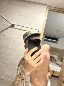 EXCLUSIVE8 Public Bilde