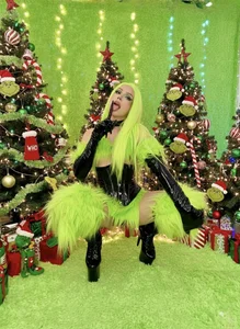 alessandrathedoll: Merry Christmas from your cute and sexy Grinch! ( 2 фото)