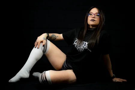 Sexy mature woman in love with the color black. Get ready to enjoy the best show 🖤 od Evangelinejoness_  snímek