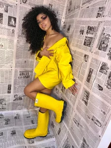 yellow girld de lucie_petite  2 photos