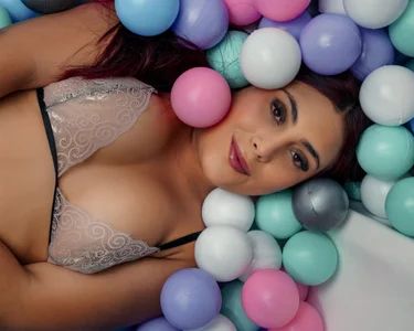 harper_Brown_: ball pit😏 ( 8 фото)