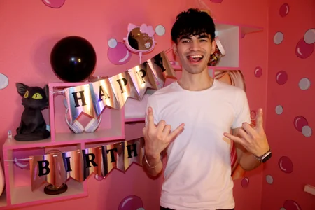 My Birthday🎉🎁🎉🎁🎉 od JaremyHarris  2 snímek