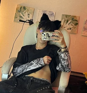 Just a cute kitty… or maybe a naughty one? 🐱💋 de Demian_Hush  3 Imagens