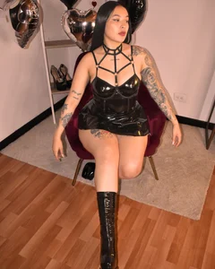 Victoria_Collinns Behave. I’m watching👠 Immagine 