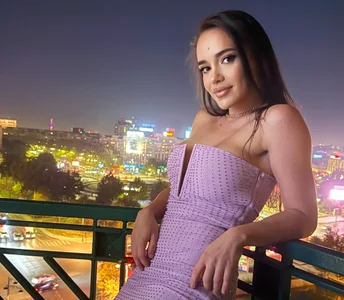 KateReevah Public Pic 2