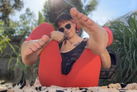 Zdjęcia MarlaFknSinger Sunny backyard stretch in red yoga pants ❤️‍🔥 MILF, soles up, sunglasses on, garden light:  2