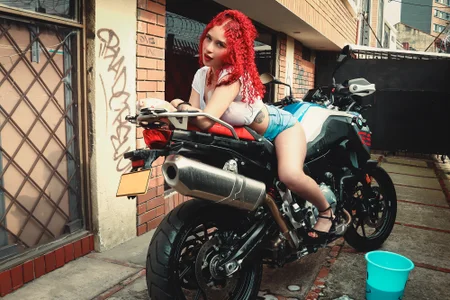 ValeryRossell a naughty cleaner Foto 3