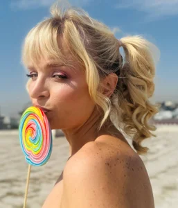BritneyHudsonn Hot like summer💚 Pic 2