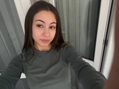 DaynaMachaのGetting dressed for collegeの枚の写真