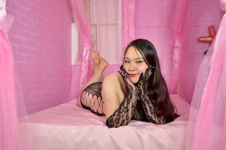 NikkiRous_ girl in black Pic 5