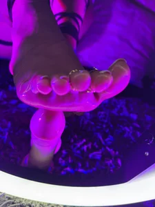 BriaConner_: Exciting feet ( 2 фото)