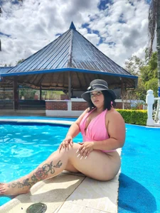 Anastasiaxxx69: quiet pool day ( 2 фото)