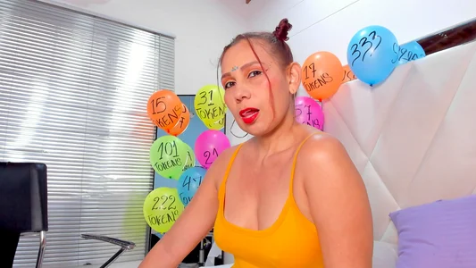 nayasex_ let's play with the balloons Pic 4