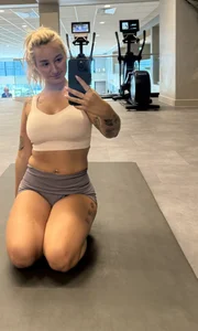 NellWhiteUkx warming up টি ছবি