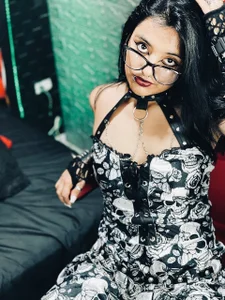 Look at me ✨️🖤 od carolinerue  2 snímek