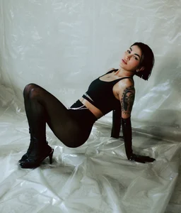 LunaRuso Plastic Black 🎥 Bilde