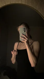 AvelinaSchepp something from a photo shoot Pic