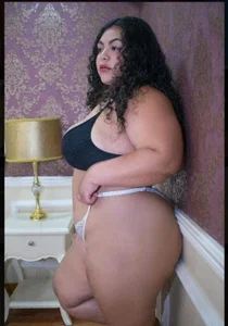 CurvyLatinGoddess Public Foto 5