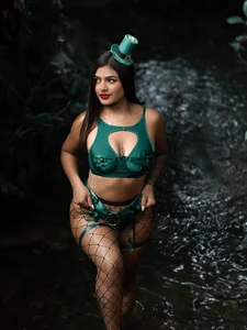 ElleGisellee ST. PATRICK 💚🍀 Pic 2