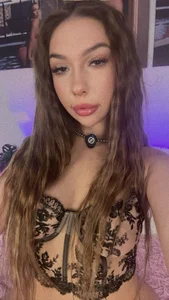 AlysonHuxley_ Public Pic 8