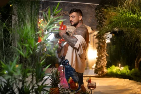 ERIC_HARRISON 🍉🍑Tropical Temptation🍓🍍  6টি ছবি