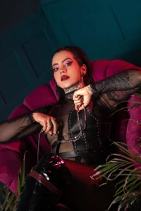 SWEET AND DANGEROUS od hanna_connorr  9 snímek