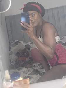 puca_ebony in the privacy of my home Pic 2