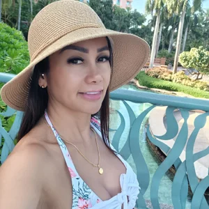 Cris__sweet Sun, sand, and a little bit of me. Pic 8