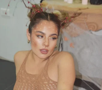 Gabriela-Parker_ Public  3টি ছবি