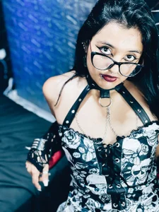 Look at me ✨️🖤 od carolinerue  6 snímek