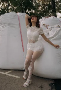 Jenny_darling_love relaxing on the football field 圖片 3