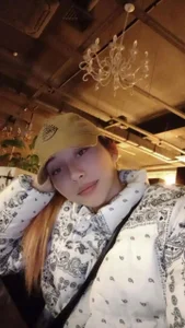 Lola_Ried Public Pic 4