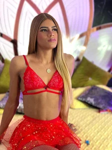 Brianna_Hots RED MAKES ME LOOK CUTE Pic 2