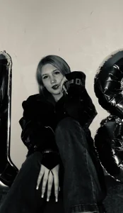 SinaHovey Public Pic